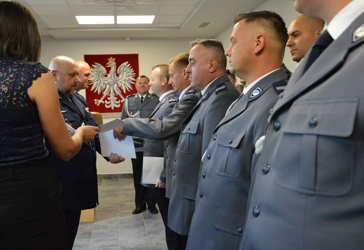 policjanci wręczają akty mianowania na wyższe stopnie służbowe