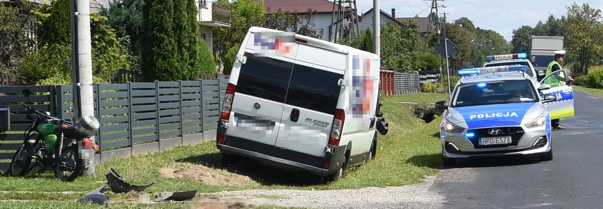 motocykl, bus i policyjny radiowóz