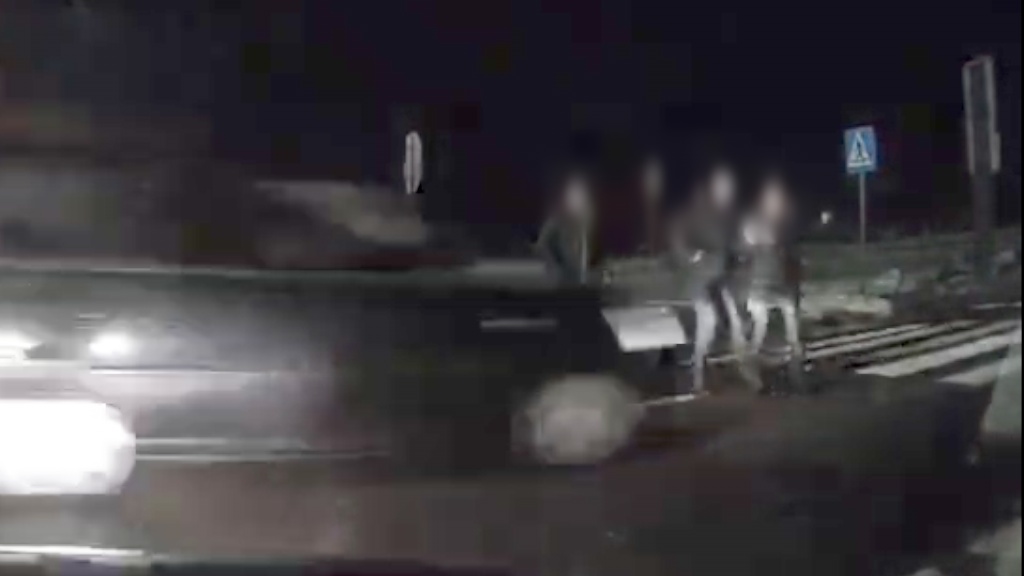 Ujęcie z rejestratora jazdy na którym widać chwilę przed potrąceniem kobiety.