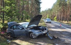 zdjęcie uszkodzonego samochodu na poboczu drogi