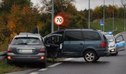 zdjęcie uszkodzonych samochodów biorących udział  w zdarzeniu