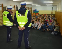 policjanci na spotkaniu z dziećmi