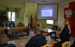 policjanci i mieszkańcy podczas debaty