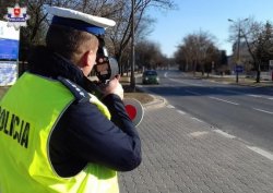 policjant dokonuje pomiaru prędkości