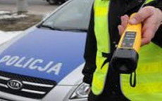 zdjęcie alkomatu, który trzyma policjant