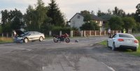 Na drodze znajdują się dwa samochody osobowe i motocykl, które brały udział w zdarzeniu drogowym.