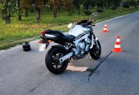 Na drodze stoi rozbity motocykl