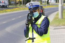 policjantka podczas kontroli prędkości