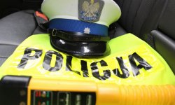 czapka policyjna, kamizelka żółta i alcoblow