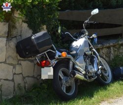 motocykl oparty o ogrodzenie
