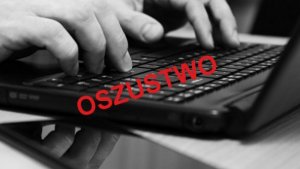 dłonie na klawiaturze komputera i napis Oszustwo