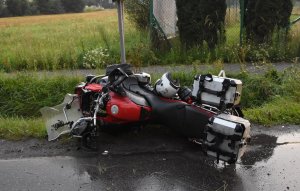 przewrócony motocykl na drodze