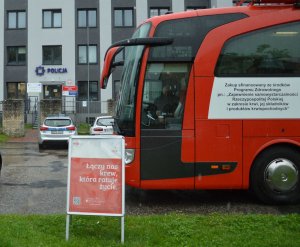 mobilny punkt poboru krwi, w tle budynek Komendy Powiatowej Policji w Biłgoraju