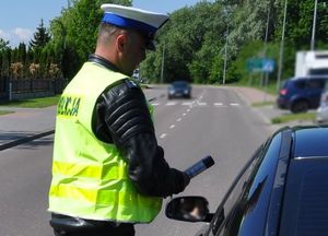 zdjęcie poglądowe: policjant bada stan trzeźwości kierowcy pojazdu