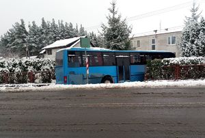 Autobus po kolizji, który uderzył w płot na ośnieżonej drodze&quot;