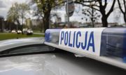 sygnalizator świetlny na dachu radiowozu policyjnego z napisem policja