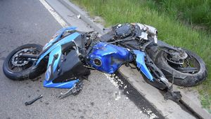 rozbity motocykl na poboczu drogi