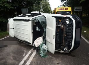 bus leżący na boku