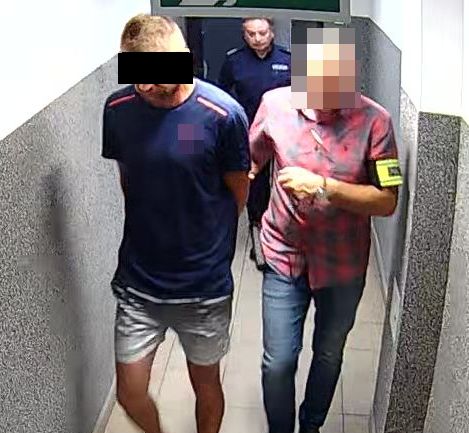 zatrzymany prowadzony przez policjanta
