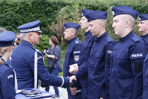 Komendant Wojewódzki gratuluje nowo przyjętym policjantom