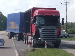uszkodzona ciężarówka na drodze