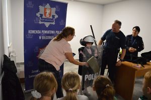 policjanci podczas spotkania z dziećmi