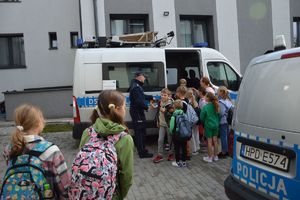 policjanci prezentują dzieciom radiowozy