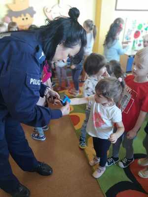 policjantka rozdaje odblaski