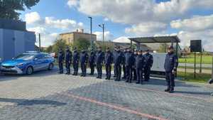 policjanci pod posterunkiem na zbiórce