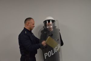 policjant i uczeń podczas prezentacji sprzętu policyjnego