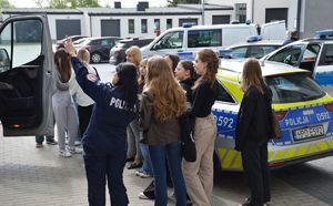 policjantka rozmawia z uczniami podczas dnia otwartego