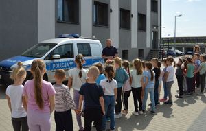 policjant prezentuje dzieciom radiowóz