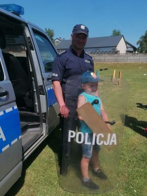 policjant z dzieckiem