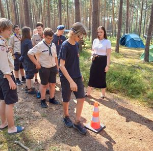 harcerze sprawdzają działanie alkogogli