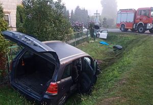 uszkodzone pojazdy poza drogą, na drodze wóz straży pożarnej