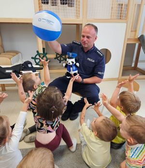 policjant z dziećmi podczas spotkania