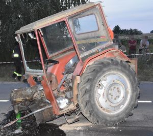 uszkodzony ciągnik na drodze