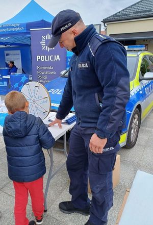 policjant i chłopiec podczas pikniku