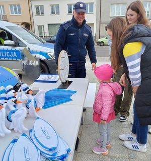 policjant i uczestnicy pikniku