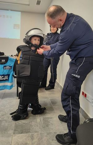 policjanci i dziecko