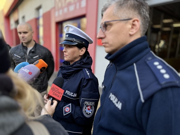 briefing prasowy z udziałem policjantów