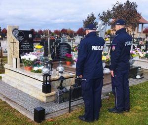 policjanci oddający hołd