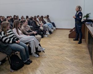 Policjantka i uczniowie podczas spotkania