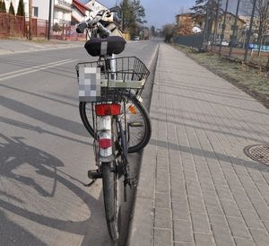 rower stojący na drodze