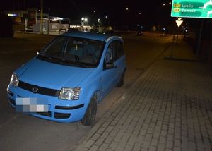 samochód stojący na jezdni w porze nocnej