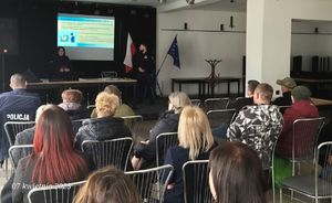 policjanci i mieszkańcy podczas spotkania