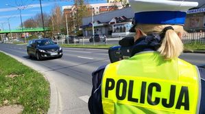 Policjantka mierzy prędkość pojazdom poruszających się ulicą Armii Krajowej.
