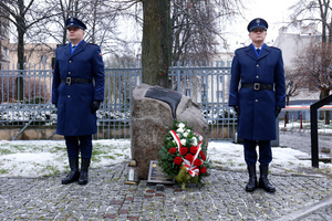 Warta honorowa przed Pomnikiem Poświęconym Pomordowanym Policjantom II RP.