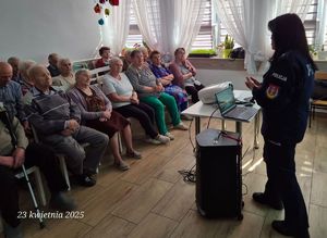 policjantka i seniorzy podczas debaty