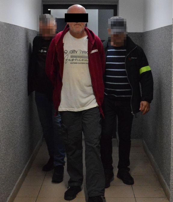 policjanci prowadzą zatrzymango